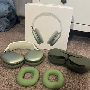 Green AirPods Max with Smart Case